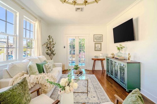Chic & Central w/ Parking: Ideal 4 Families/Groups