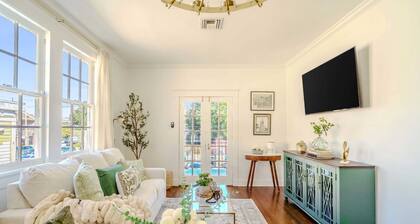 Chic & Central w/ Parking: Ideal 4 Families/Groups
