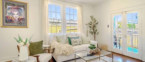 Televisión, libros y oficina