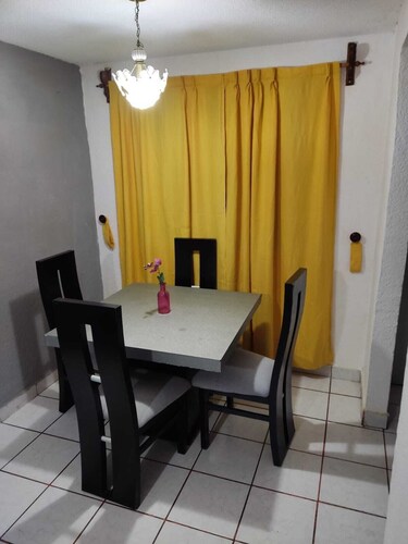 Casa Cerca de la Central de Autobuses. Con Estacionamiento Para un Auto