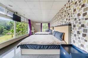 Cortinas blackout, wifi gratis y ropa de cama 