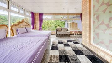 Cortinas blackout, wifi gratis y ropa de cama