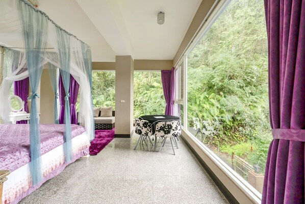 Kamar Keluarga, bathtub | Pemandangan dari kamar