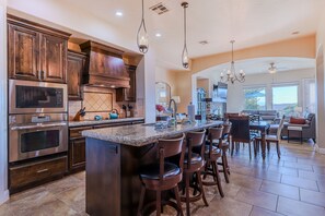 冷蔵庫、電子レンジ、オーブン、コンロ