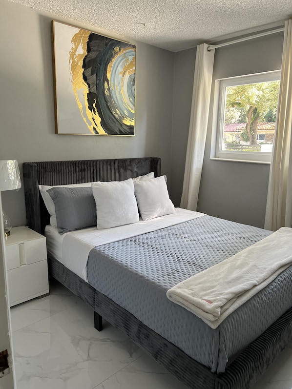5 bedrooms, iron/ironing board, WiFi, bed sheets