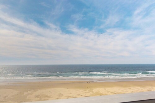 Oceanfront condo with amazing view, fireplace, balcony & beach access