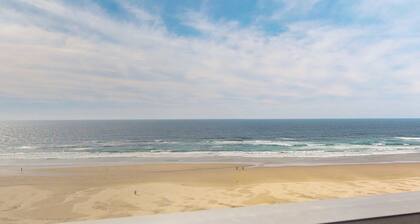 Oceanfront condo with amazing view, fireplace, balcony & beach access