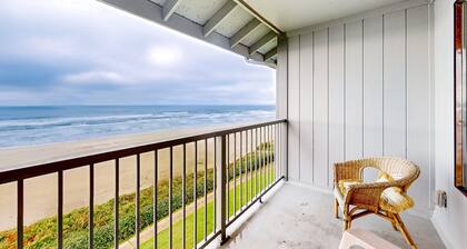 Oceanfront condo with amazing view, fireplace, balcony & beach access