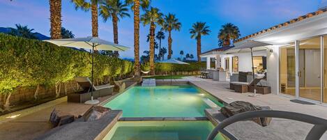 Alberca al aire libre y alberca climatizada