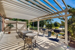 Outdoor dining - Ultimate relaxation awaits at Delton Grand Resort on Lake Delton (Wisconsin Dells)
