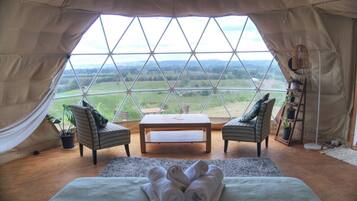 1 makuuhuone, vauvan matkasänky, vuodevaatteet