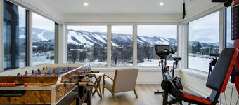 The Luxury Black Rose Chalet at The Blue Mountains - New Build w/ BBQ & Hot Tub