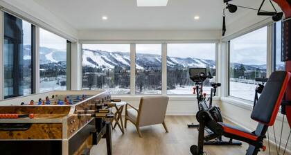 The Luxury Black Rose Chalet at The Blue Mountains - New Build w/ BBQ & Hot Tub