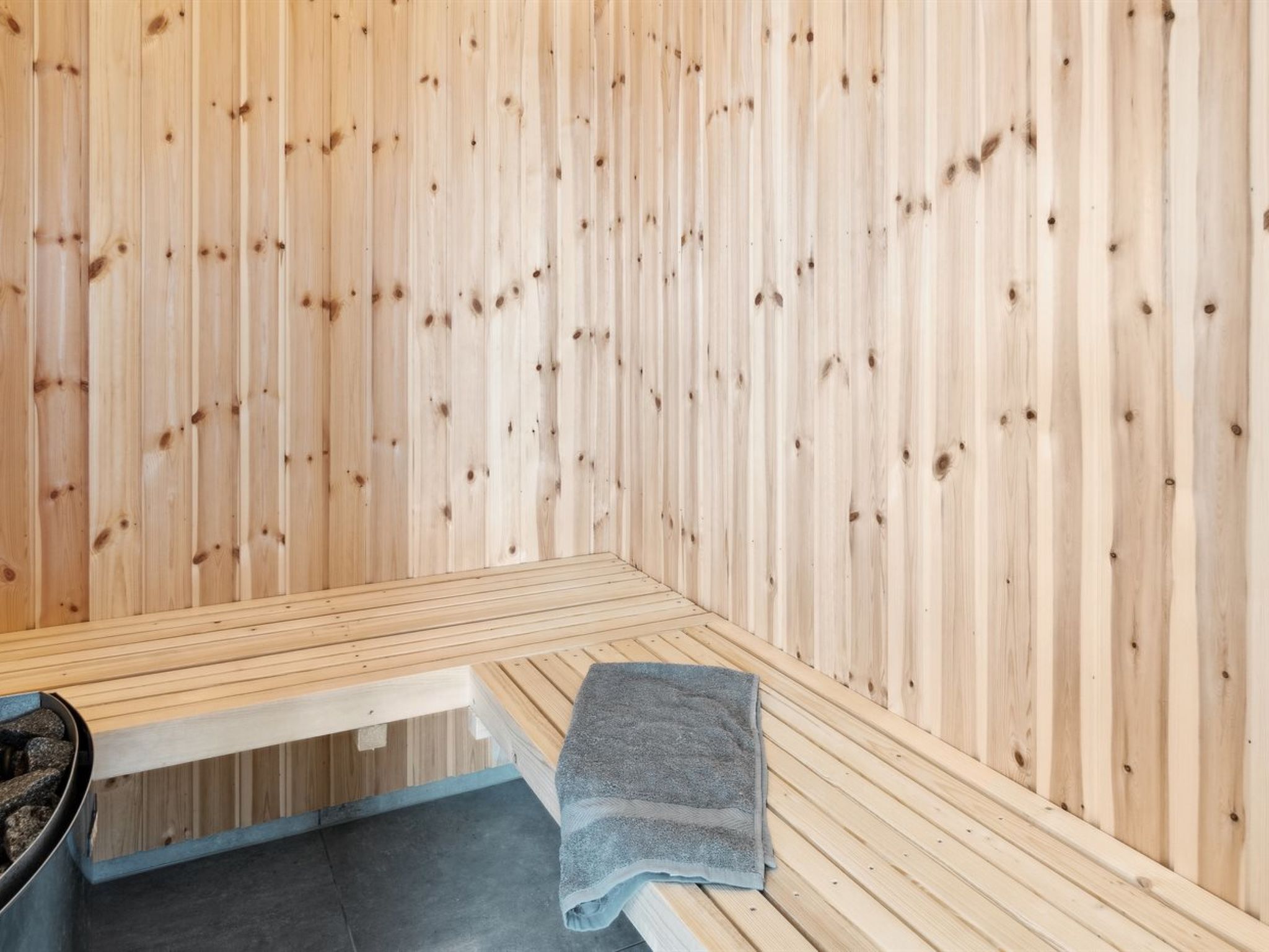 Ein Saunaraum mit Holzwänden und einer Sitzbank.