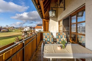 Outdoor dining - Apartment 'Ferienhaus Toni Käppelesblick' with Shared Terrace, Shared Garden and Wi-Fi (Hohenstein)