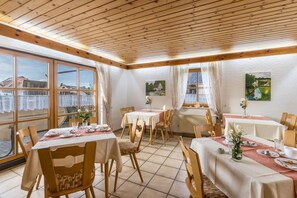Dining - Apartment 'Ferienhaus Toni Rosenstube' with Private Terrace, Shared Garden and Wi-Fi (Hohenstein)