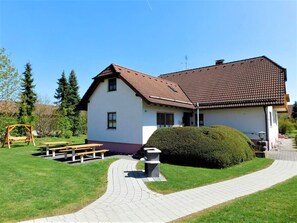 Outdoor dining - Apartment 'Ferienhaus Toni Rosenstube' with Private Terrace, Shared Garden and Wi-Fi (Hohenstein)