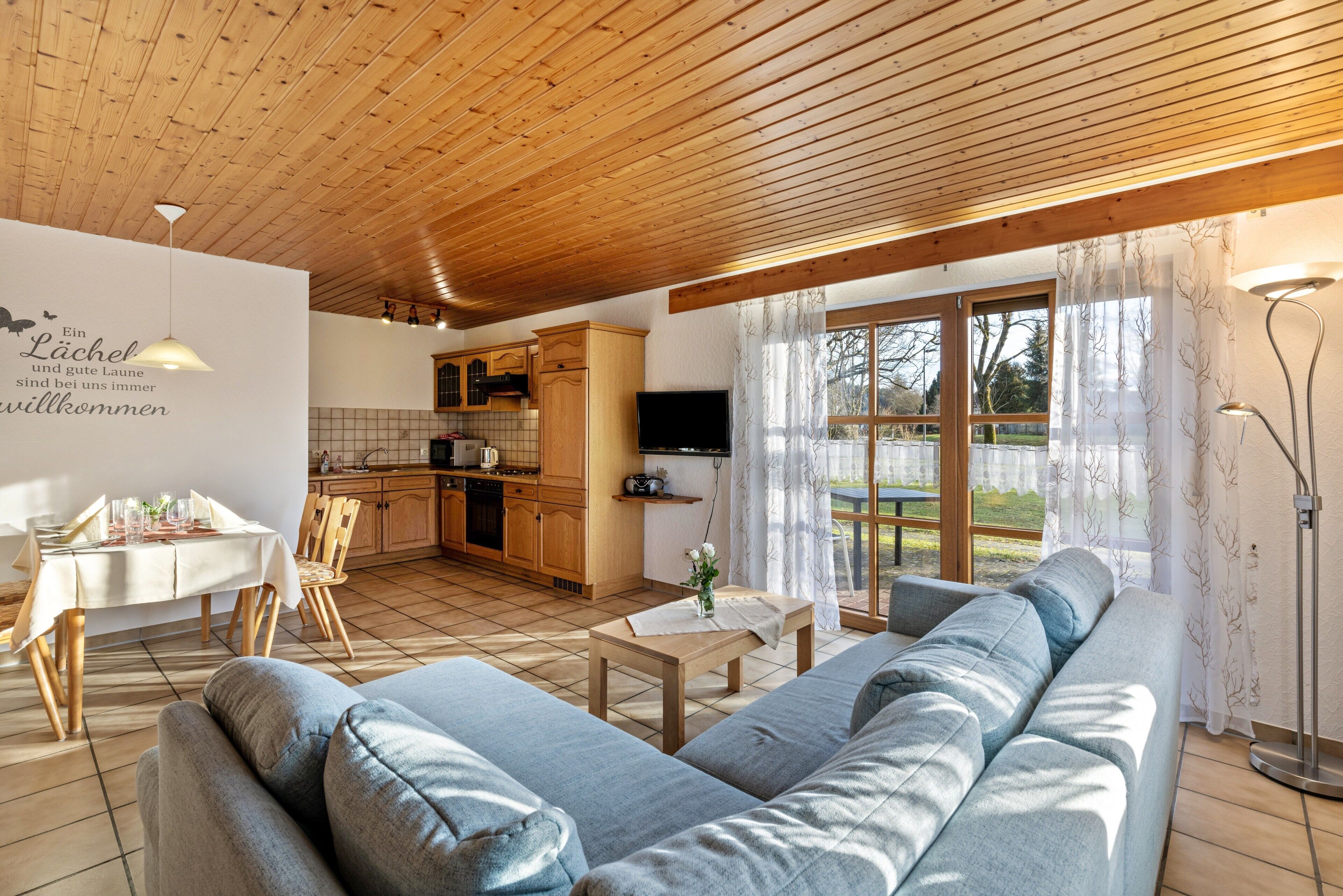 Télévision, table de tennis de table, chaîne hi-fi