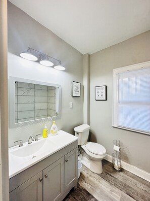 Haartrockner, Handtücher, Seife, Shampoo