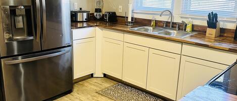 Fridge, microwave, oven, coffee/tea maker
