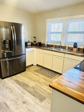 Fridge, microwave, oven, stovetop - Spacious Family Oasis - Timeless Charm (Rossville)