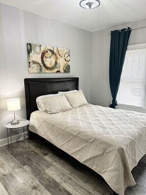 3 Schlafzimmer, Schreibtisch, Bügeleisen/Bügelbrett, Reisekinderbett