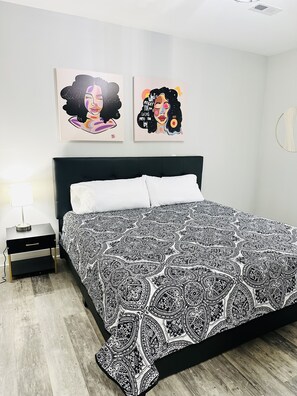 3 bedrooms, desk, iron/ironing board, travel cot - Spacious Family Oasis - Timeless Charm (Rossville)