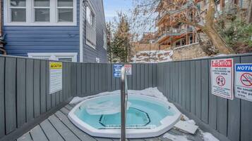 Tina de hidromasaje al aire libre