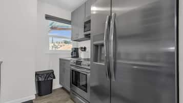 Kjøleskap, mikrobølgeovn, ovn og kokeplater