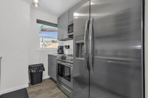 Frigorífico, microondas, horno y placa de cocina