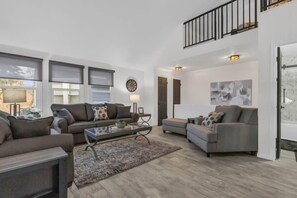 Una televisión, una chimenea