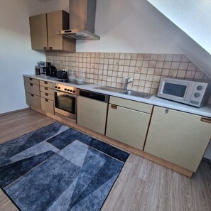 Een koelkast, een magnetron, een oven, een kookplaat