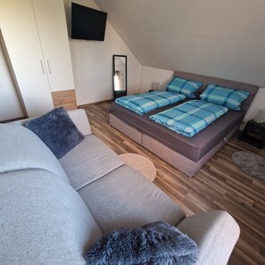 3 bedrooms, free WiFi, bed sheets - Holiday Apartment "Fränkisch Wohnen Bei Mela" with Balcony & Wi-Fi (Litzendorf)