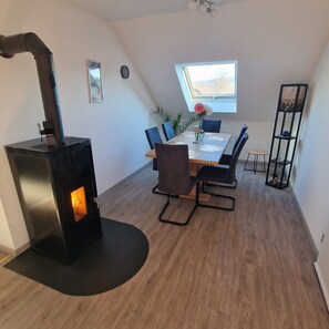 Dining - Holiday Apartment "Fränkisch Wohnen Bei Mela" with Balcony & Wi-Fi (Litzendorf)