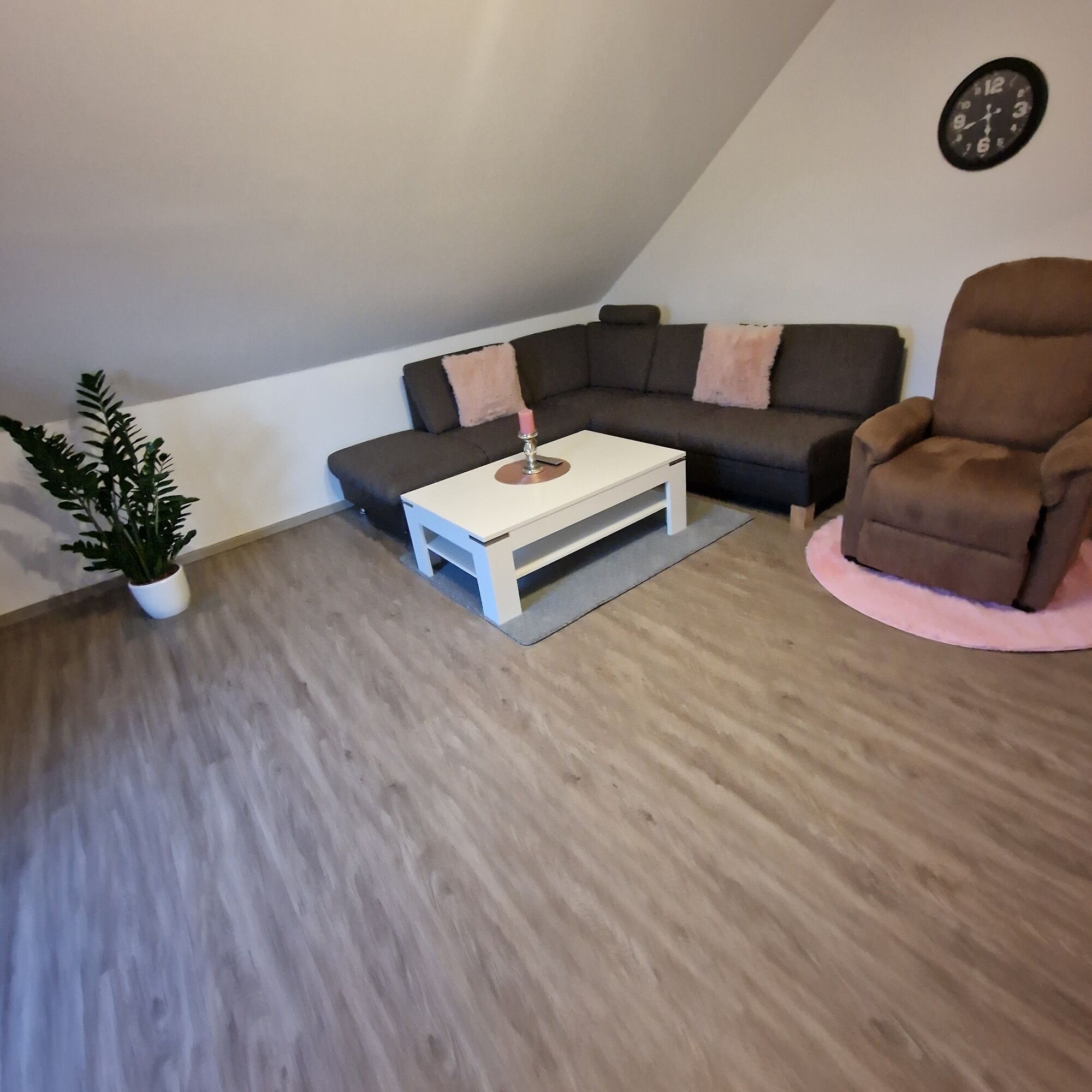 Een televisie en een open haard