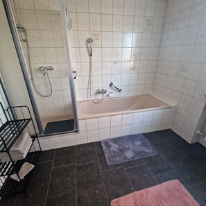 Dusche, Haartrockner, Handtücher