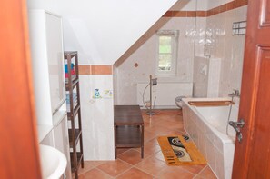 Douche, articles de toilette gratuits, sèche-cheveux