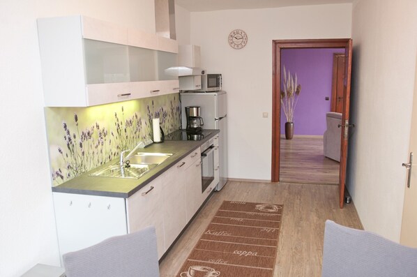 Fridge, microwave, oven, stovetop - Apartment "Alte Schule" with Private Pool & Wi-Fi (Vetschau)