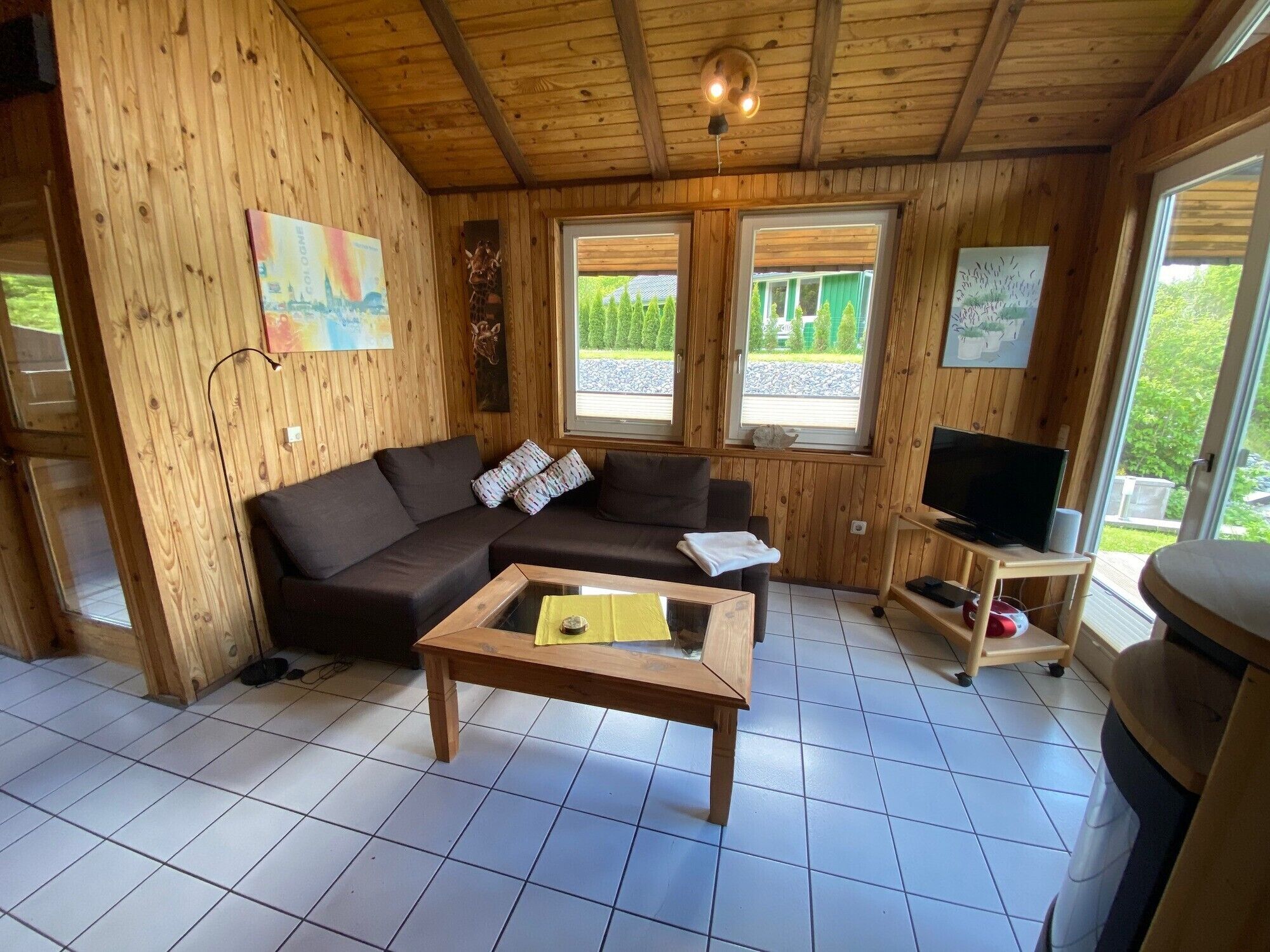 Fernseher, Kamin, Tischtennisplatte