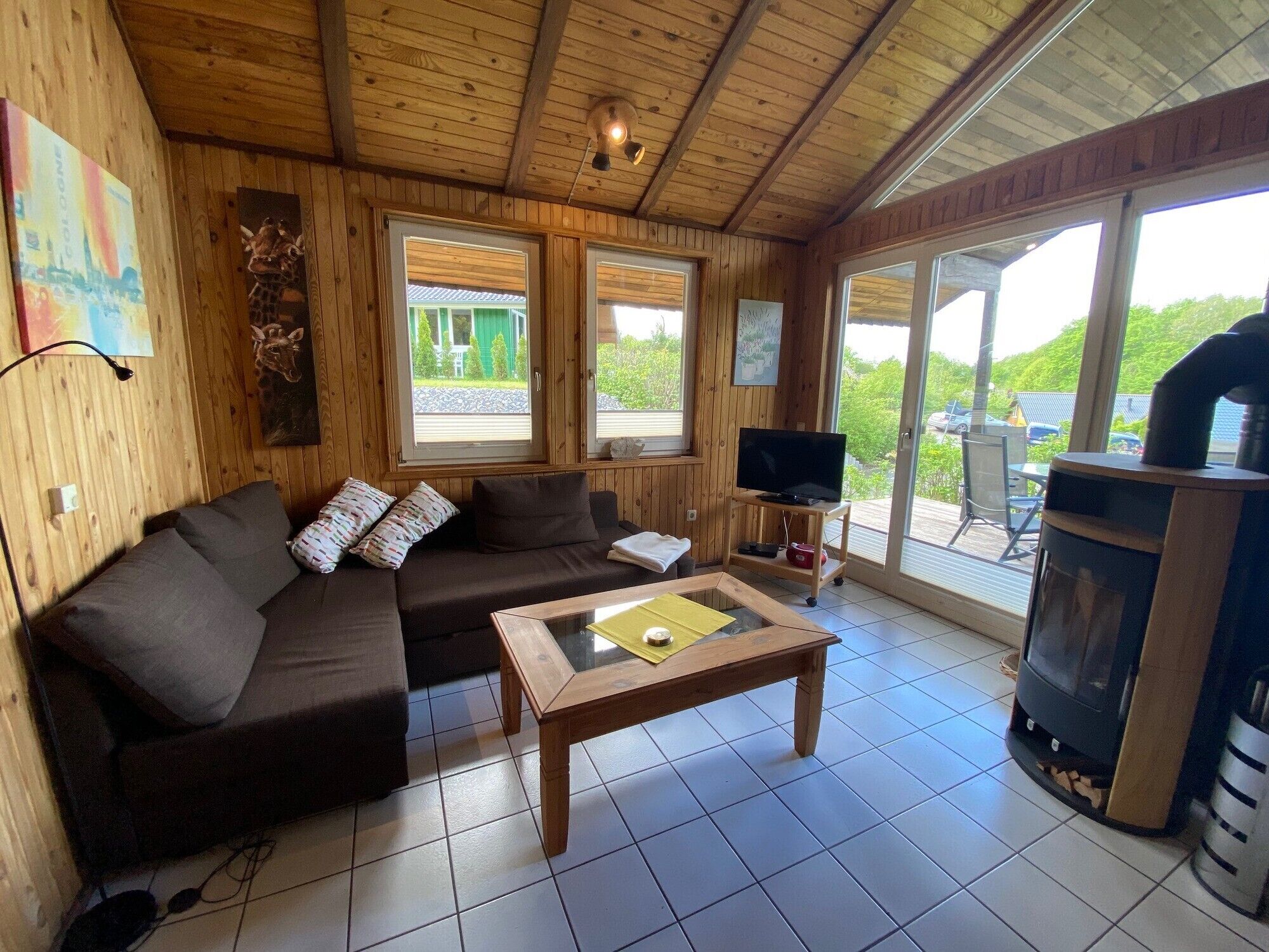 Fernseher, Kamin, Tischtennisplatte