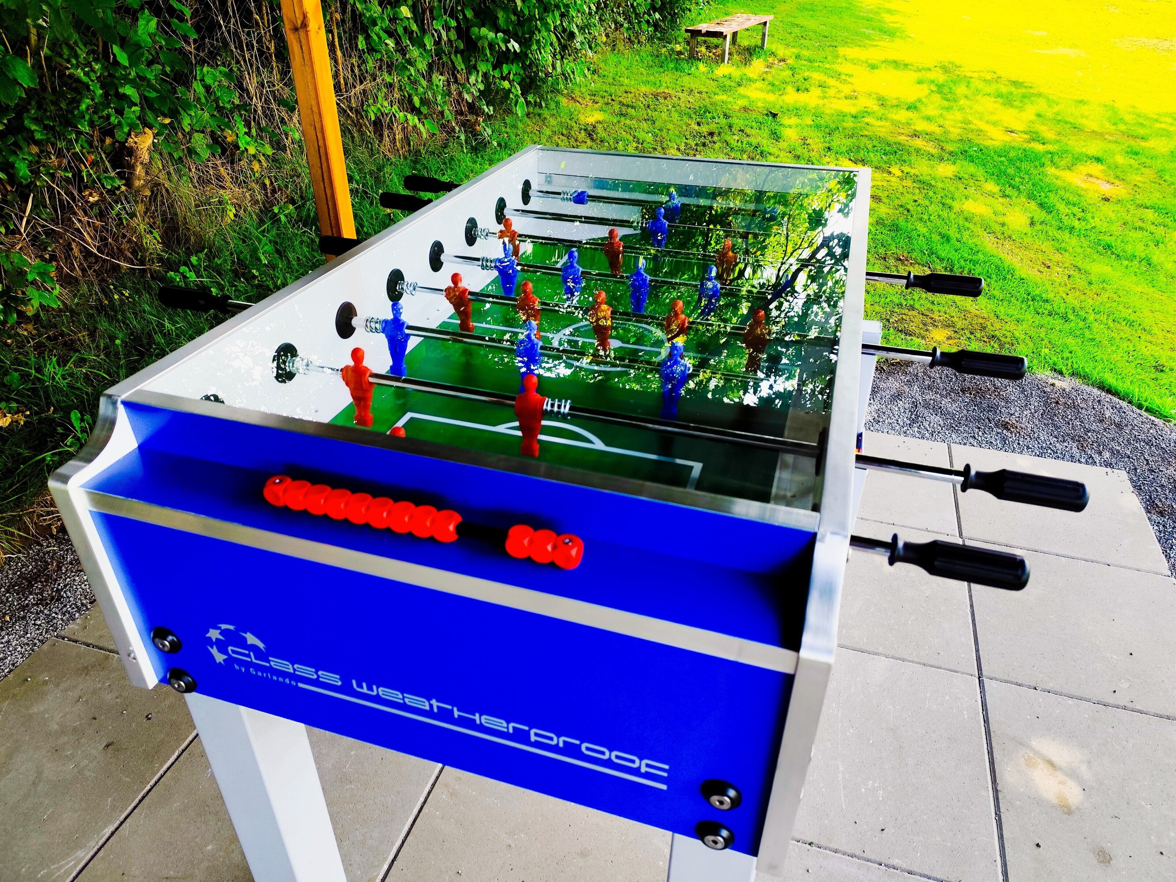 Ein Kicker mit blau-weißer Gestaltung, gekennzeichnet mit 'CLASS WEATHERPROOF' und 'Garland's Weatherproof'.