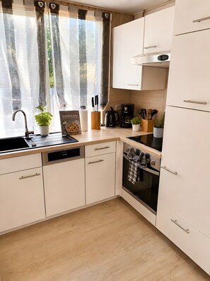 Fridge, microwave, oven, stovetop
