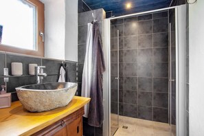 Dusche, Haartrockner, Handtücher