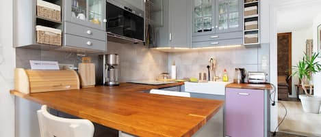 Jääkaappi, mikroaaltouuni, uuni, liesi