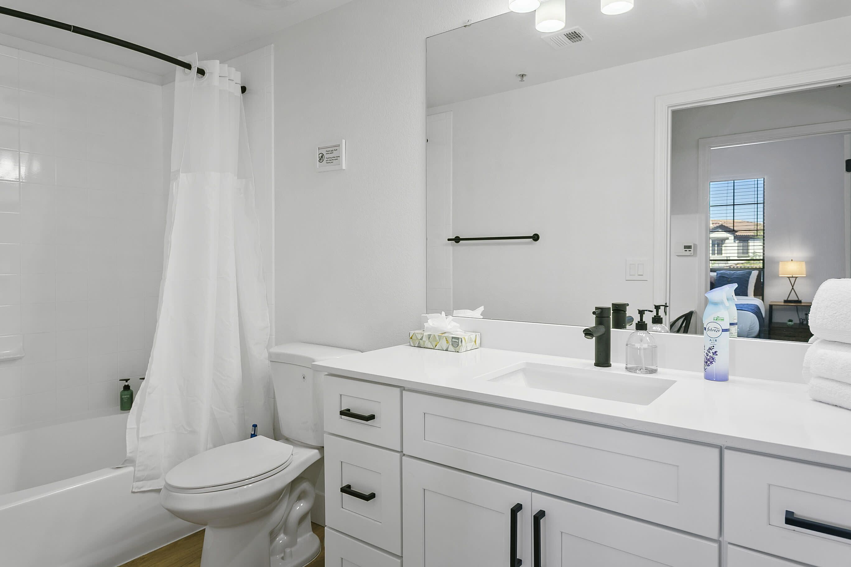 Deluxe Apartment | Bathroom | Combined shower/tub, free toiletries, hair dryer, towels