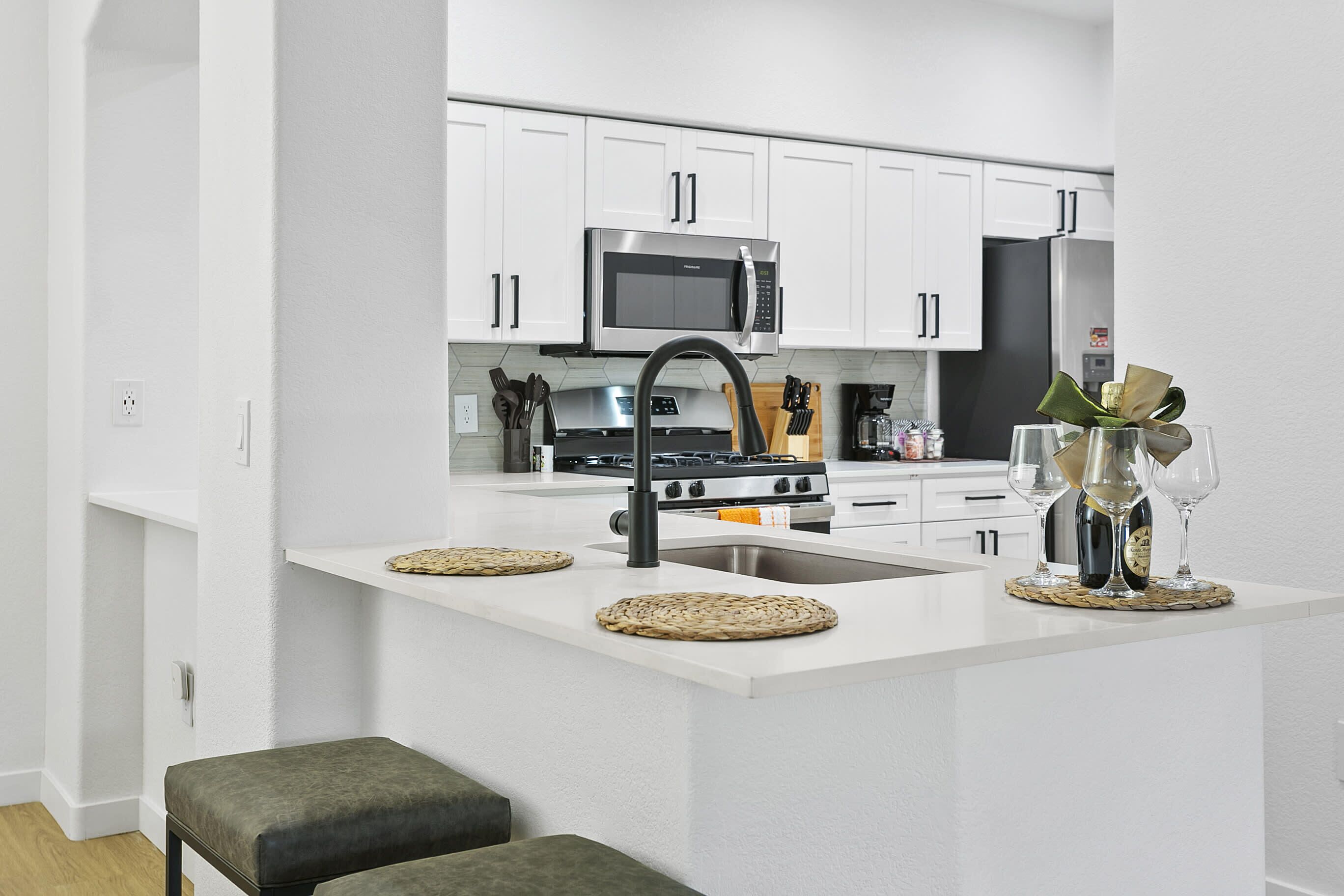 Deluxe Apartment | Private kitchen | Fridge, microwave, oven, stovetop