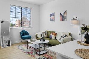 Leilighet – deluxe | Oppholdsområde | En 42-tommers smart-TV med digitale kanaler samt Netflix og Hulu