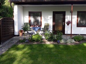 Property grounds - Holiday Apartment 'Unter Der Linde' with Private Terrace, Garden and Wi-Fi (Neuenkirchen)