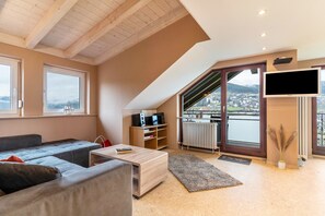 Een televisie en een stereo