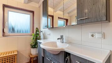 Dusche, Haartrockner, Handtücher